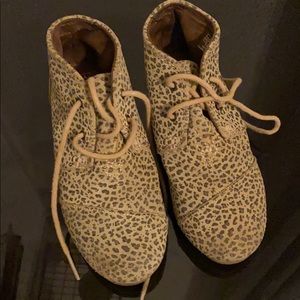 Toms Leopard Print sneaker heel boot Girls Size 12